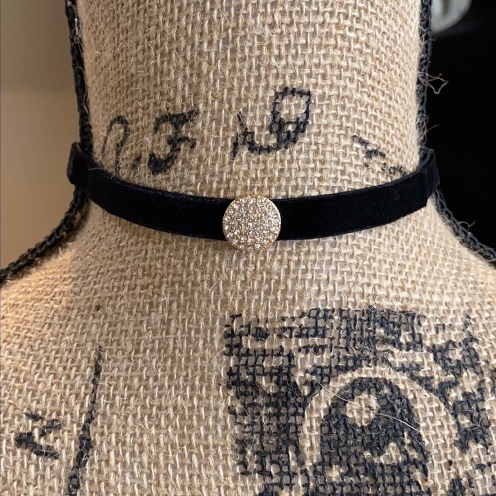 Avon Medallion velvet choker! NIB